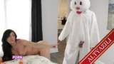 Sürtük Üvey Kardeşini Bağırtarak Sikiyor
